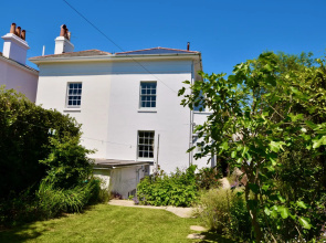 Arden Villa sleeps 8 close to golden beach of Ryde