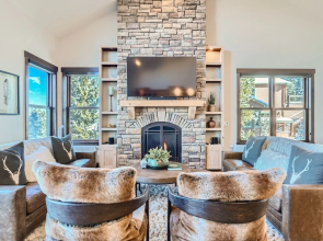 Slopeview Sanctuary 4 Bedroom Home by RedAwning