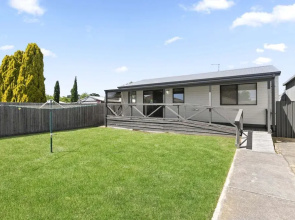 Spacious 2-bedroom With Private Parking Access