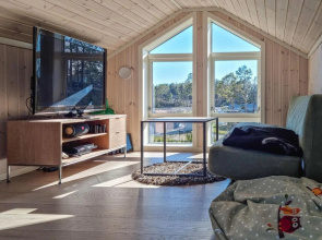 Stunning Home in Færvik With Wifi and 4 Bedrooms
