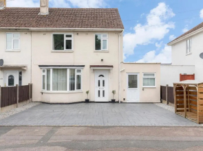 Modern Three Bedroom Home in Gloucester with Hot Tub