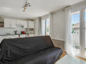 Sunny and beautiful one-bedroom with pool-view terrace in Avignon - Welkeys
