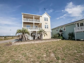 Sun Kissed 5 Bedroom Home by RedAwning