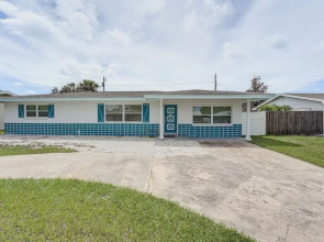4 Mi to Beach! Furnished Outdoor Oasis in Seminole