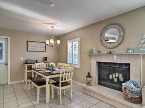 Beach-style Getaway w/ Lanai ~ 4 Mi to Beaches!