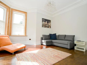 Large 2 bedroom Apt - Near Beach - Free parking