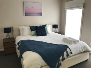 Luxury 4BR Home with KING Bed Lakes Entrance