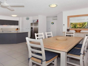 Unit 2 Point Break Apartments, 1-3 Point Arkwright, Linen Incl