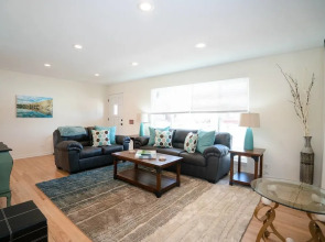The Meadowlark Manor Spacious Backyard & Hot Tub