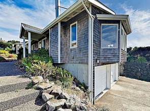 Stunning Coastal Getaway W/ Firepit, Walk To Beach 3 Bedroom Home