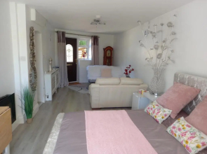 Luxurious Entire Studio in Axminster Suitable for