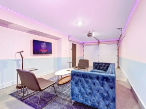 Elvis-themed 13 Beds Rooftop City Views