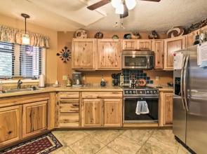 Mountain-view Angel Fire Condo: Walk to Skiing