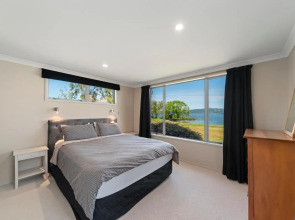 Lakeside Vistas Magic - Rainbow Point Holiday Home on the Waterfront