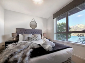 Gorgeous Lake & Mountain View Apartment