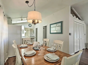 Beachy Lavallette Cottage w/ Outdoor Shower, Patio