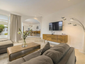 - Large Private Pool With Outdoor Dining - Centrally Located in the Island - Poo