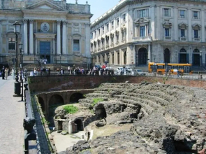 One bedroom appartement with city view balcony and wifi at Catania