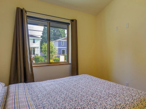 Modern White Salmon Apartment, Steps From Town