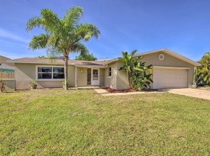 Quiet Satellite Beach Home w/ Lanai, Walk to Beach
