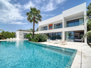 The Beach House - Upscale 5-bed Beachfront Villa w Pool Pier Ocean Views