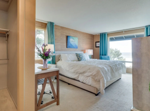 Pacific Penthouse With Sunroom & Ocean Views!