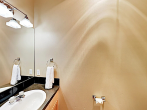 W/ Patio Short Walk To Bus Line 2 Bedroom Townhouse