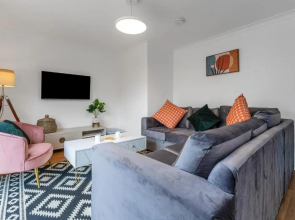 Cheerful Stays - Livingston - 4 Bedroom 3 Bath Home