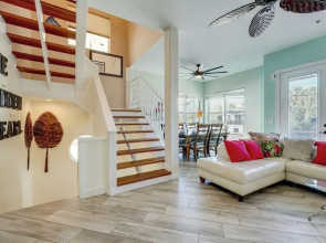 Colorful Townhome, Steps to Clearwater Beach!