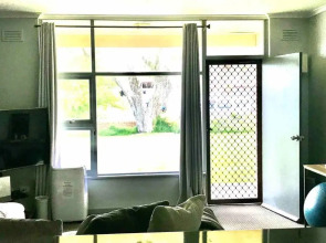 Modern comfort, central 2 bedroom apartment