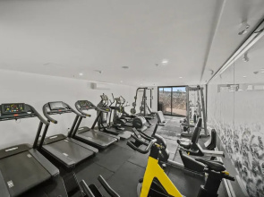 Light-filled 1-bed Apartment With Pool & Gym