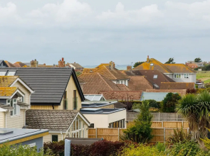 Bright Modern 4 br House 100 Metres From Beach