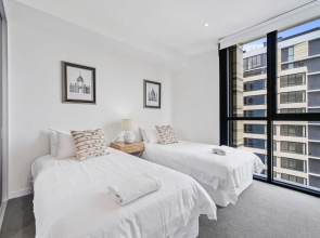 HomeHotel-Stunning High Rise Apt with Sweeping View