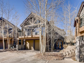 Luxe 4BR w/ Hot Tub on Golf Course