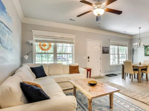 1 Mi to Riverfront: Darien Family Home
