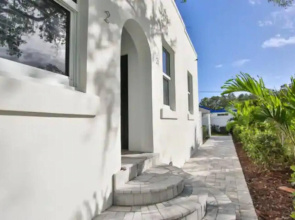 3BR House Near Downtown Siesta Key w Backyard