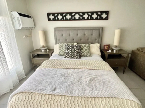 Clean Studio Condo With Free Parking Near T-mobile