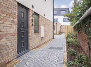 Elliot Oliver - Deluxe Two Bedroom Apartment With Parking & EV Charger