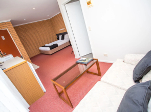 Blue Whale Motor Inn & Apartments