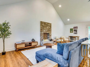< 1 Mi to Downtown Pensacola: Quiet Home w/ Yard