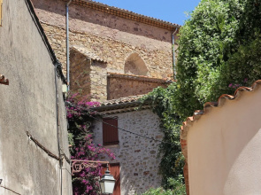 Charming holiday home, on a secured private domain with large swimming pool