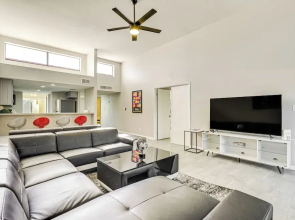 16 Mi to Dtwn Phoenix: Home w/ Patio & Fireplace!