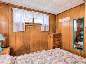 Cozy Hampton Cottage w/ BBQ - Walk to Ocean!