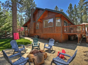Teakwood Cozy Wood Cabin with Fireplace