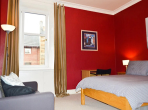 Colourful 1 Bedroom Apartment Near Edinburgh Centre