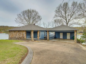 Lakefront Arkansas Abode - Deck, Grill & Fire Pit!