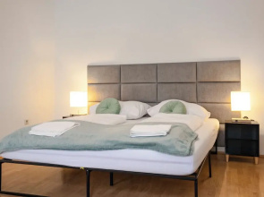 2BR Apt Near Stadthalle