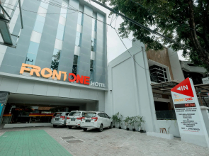Front One Hotel Gresik