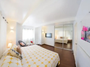 Deluxe Suite Deluxe Suite - Kitchenette- Walk to Marriott Beach