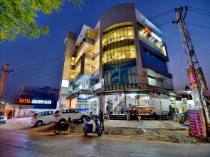 Crown Club by OYO Rooms